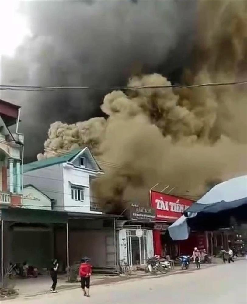 Siêu thị bốc cháy ngùn ngụt ở Hà Giang-2