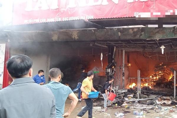 Lửa cháy đỏ rực tại ngôi nhà 3 tầng ở Hà Nội-2