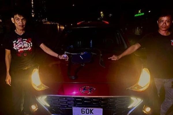 Vừa lái ô tô vừa đập đá-1