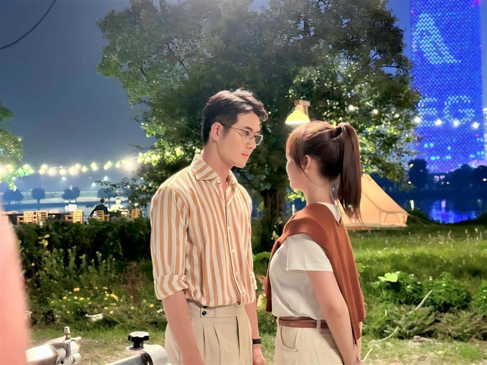 Phản ứng bất ngờ của MC Thùy Linh khi ông xã Đức Hiếu có cảnh hôn Huyền Lizzie-1