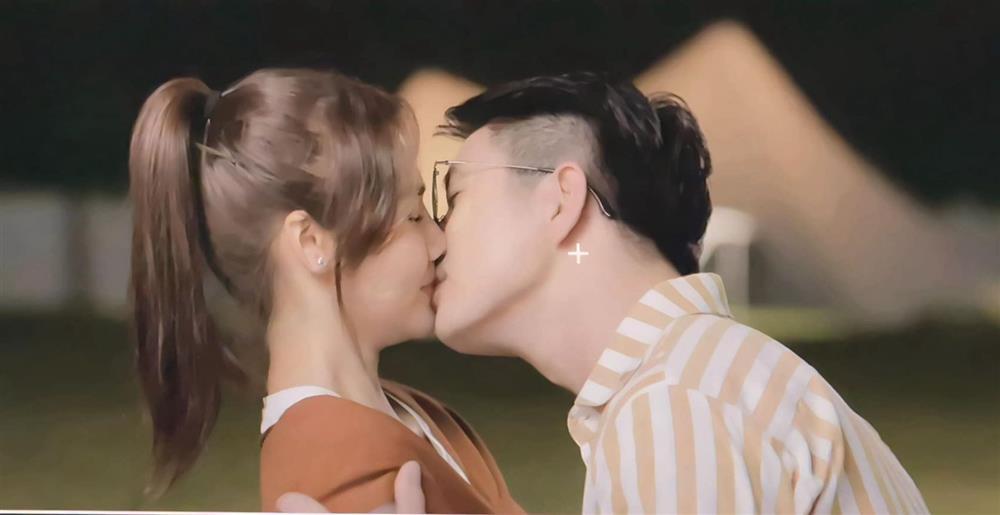 Phản ứng bất ngờ của MC Thùy Linh khi ông xã Đức Hiếu có cảnh hôn Huyền Lizzie-2