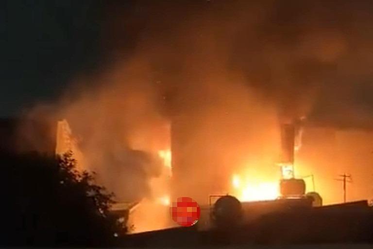 Lửa cháy đỏ rực tại ngôi nhà 3 tầng ở Hà Nội-1