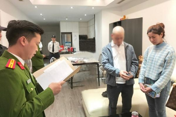 Đột kích nhà hàng có 40 tiếp viên nữ mặc áo xuyên thấu bán dâm-2