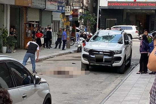 Người phụ nữ tử vong nghi rơi từ tầng cao trúng ô tô ở Quảng Ninh