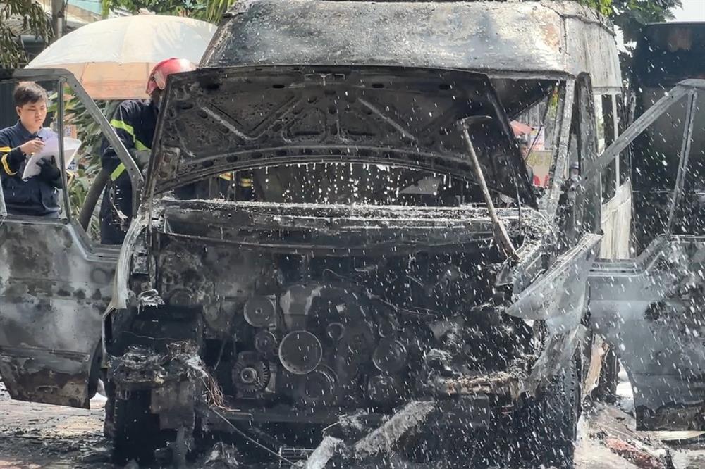 Ô tô 16 chỗ cháy trơ khung bên đường ở TPHCM-1
