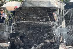 Ô tô 16 chỗ cháy trơ khung bên đường ở TPHCM
