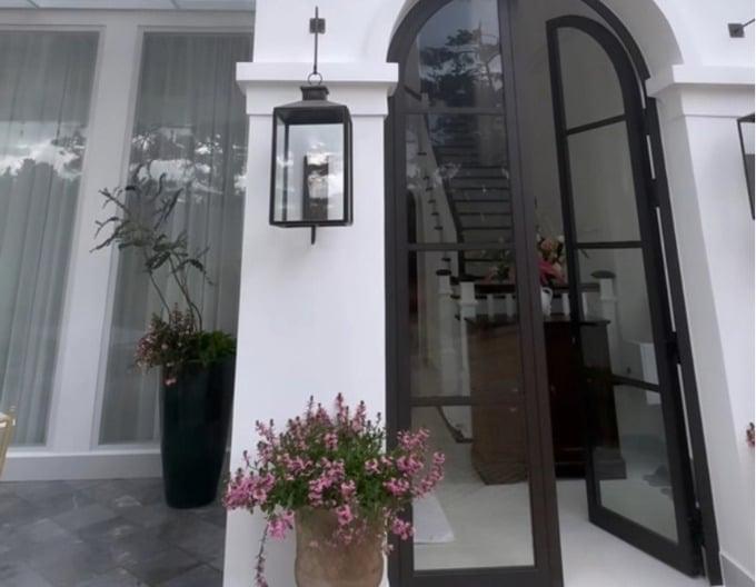 Nghệ sĩ tậu nhà trong năm 2023: Người mua biệt thự khủng, người tặng đứt bố mẹ căn liền kề-4