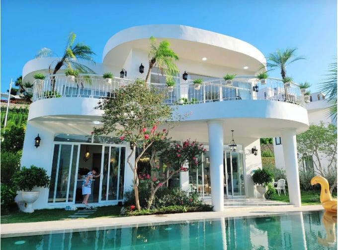 Nghệ sĩ tậu nhà trong năm 2023: Người mua biệt thự khủng, người tặng đứt bố mẹ căn liền kề-7