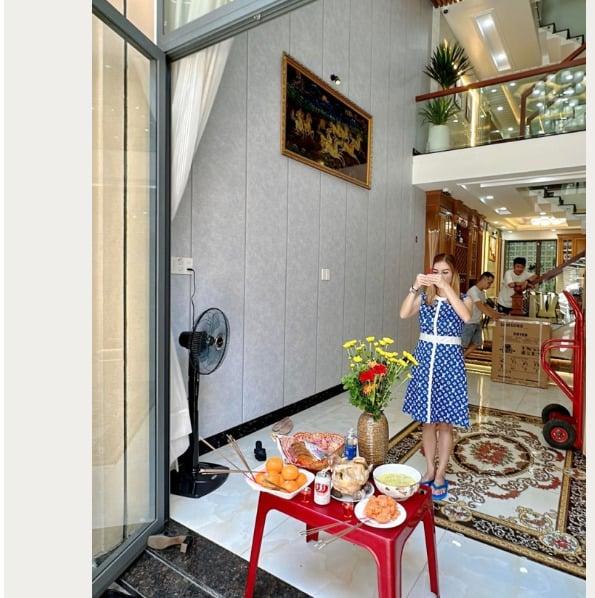 Nghệ sĩ tậu nhà trong năm 2023: Người mua biệt thự khủng, người tặng đứt bố mẹ căn liền kề-9