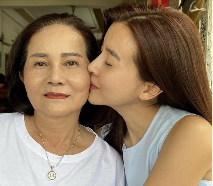 Nghệ sĩ tậu nhà trong năm 2023: Người mua biệt thự khủng, người tặng đứt bố mẹ căn liền kề-12