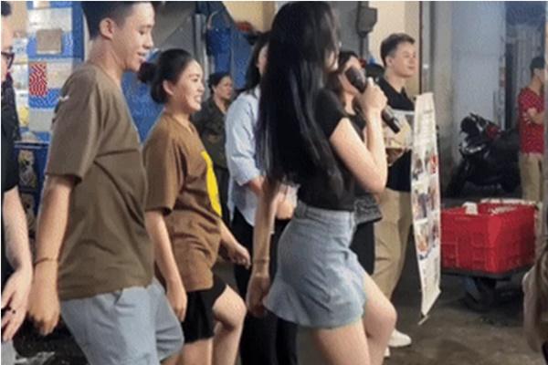 Thuê mỹ nam 6 múi cởi trần phục vụ, quán ăn ở Cần Thơ hút khách nườm nượp-4