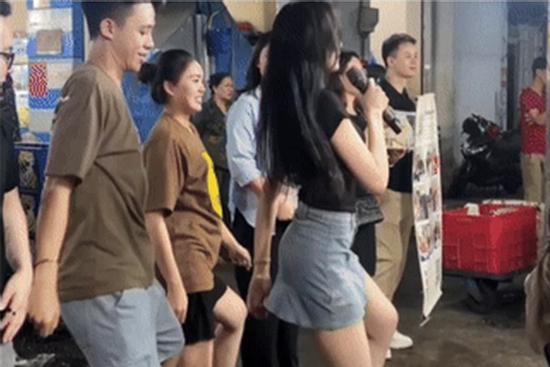 Cô gái TPHCM vừa hát, vừa nhảy trong quán ăn hút 6 triệu lượt xem là ai?