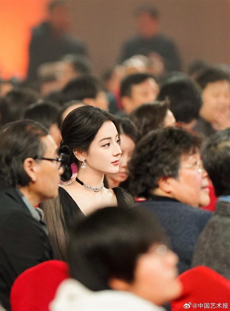 Địch Lệ Nhiệt Ba khoe góc nghiêng thần thánh, dân tình phát sốt vì vẻ đẹp quá đậm chất điện ảnh-1