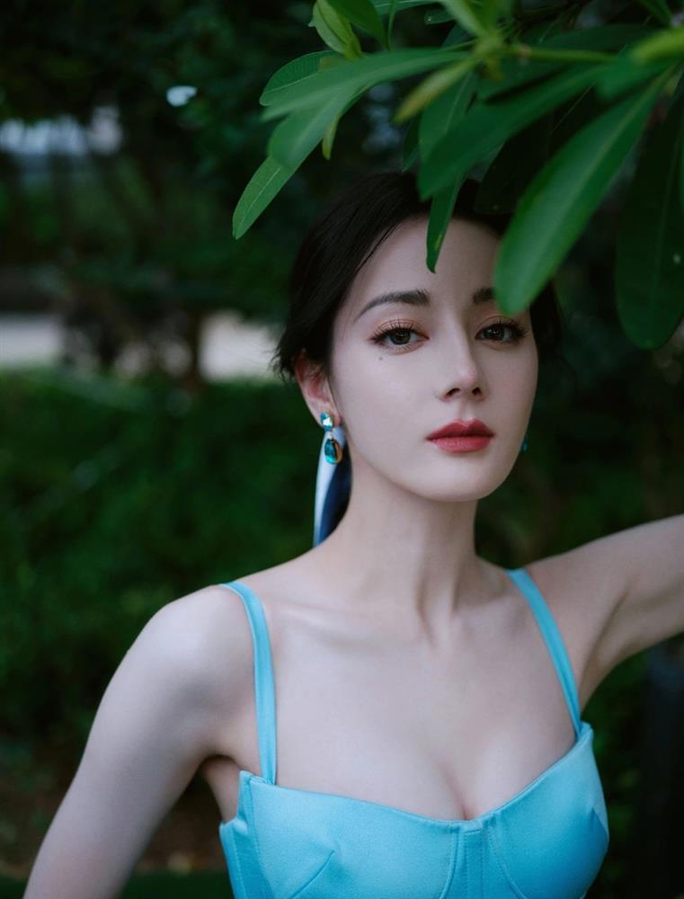 Địch Lệ Nhiệt Ba khoe góc nghiêng thần thánh, dân tình phát sốt vì vẻ đẹp quá đậm chất điện ảnh-5