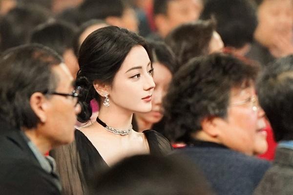 Lâu lắm rồi, fans mới thấy Địch Lệ Nhiệt Ba xinh đẹp, tươi trẻ thế này: Hoá ra là nhờ Makeup Artist của Dương Tử-7