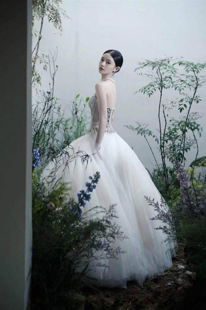 Tiên cá của Châu Tinh Trì gặp sự cố giữa thảm đỏ khi mặc lại váy o ép vòng 1 của Chi Pu-1