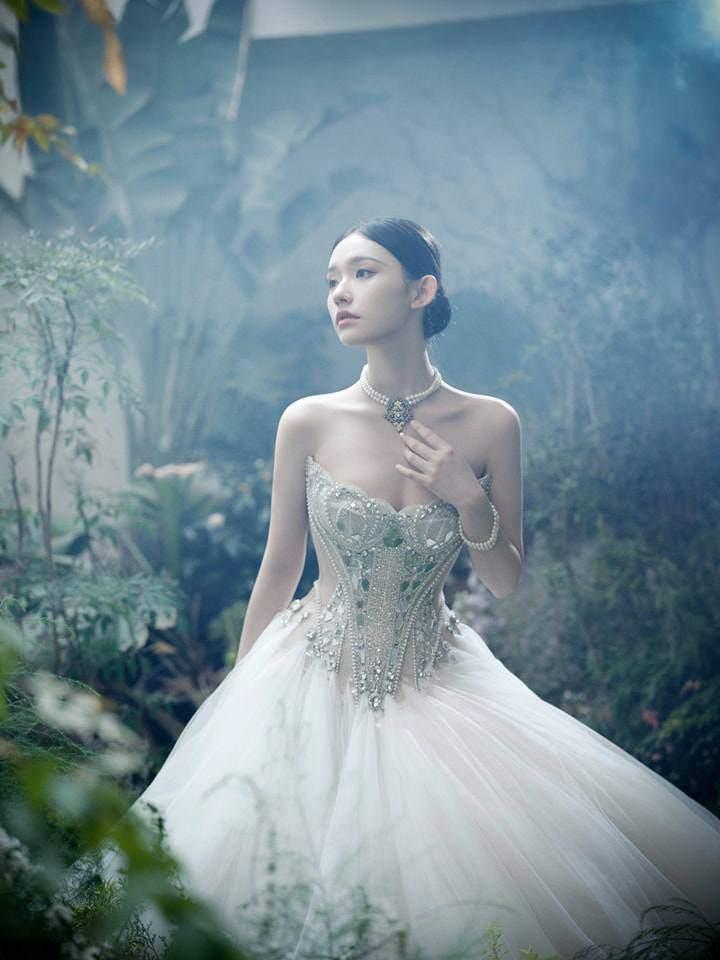 Tiên cá của Châu Tinh Trì gặp sự cố giữa thảm đỏ khi mặc lại váy o ép vòng 1 của Chi Pu-2