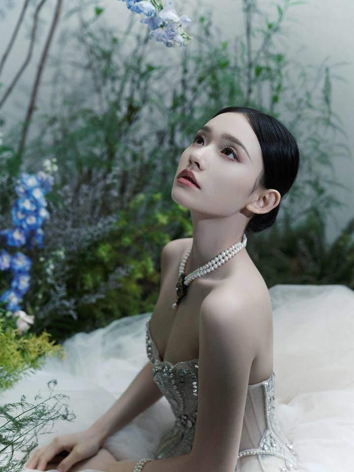 Tiên cá của Châu Tinh Trì gặp sự cố giữa thảm đỏ khi mặc lại váy o ép vòng 1 của Chi Pu-3