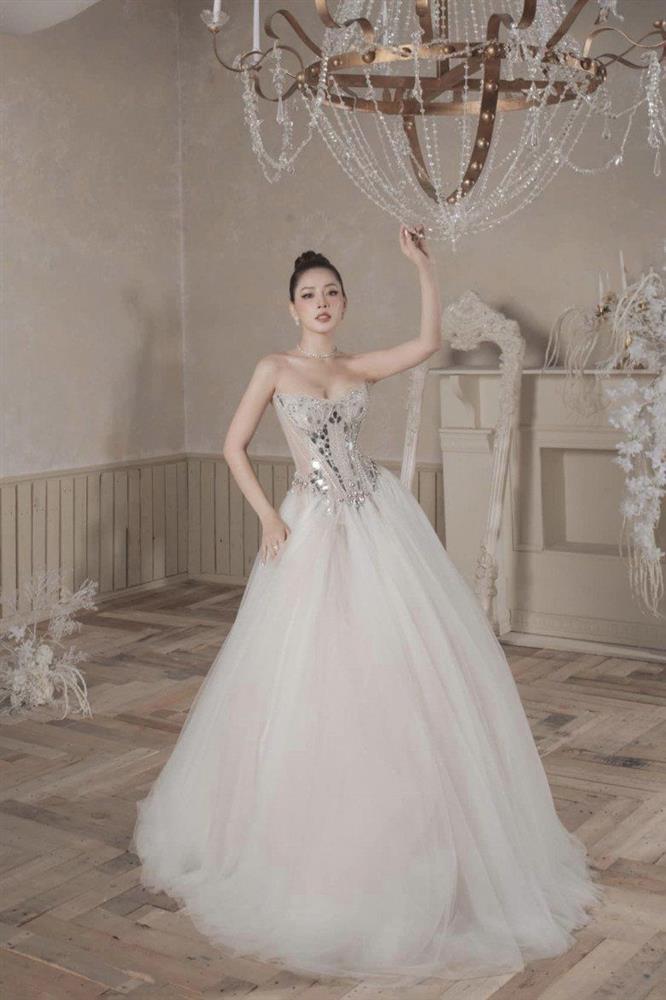 Tiên cá của Châu Tinh Trì gặp sự cố giữa thảm đỏ khi mặc lại váy o ép vòng 1 của Chi Pu-4