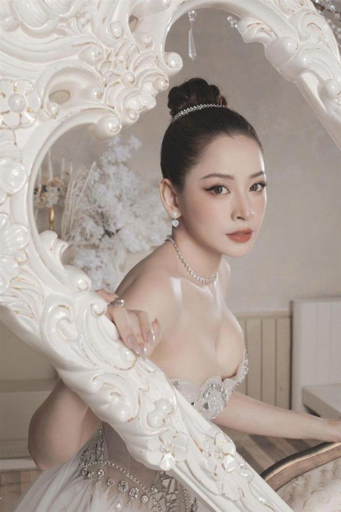 Tiên cá của Châu Tinh Trì gặp sự cố giữa thảm đỏ khi mặc lại váy o ép vòng 1 của Chi Pu-5