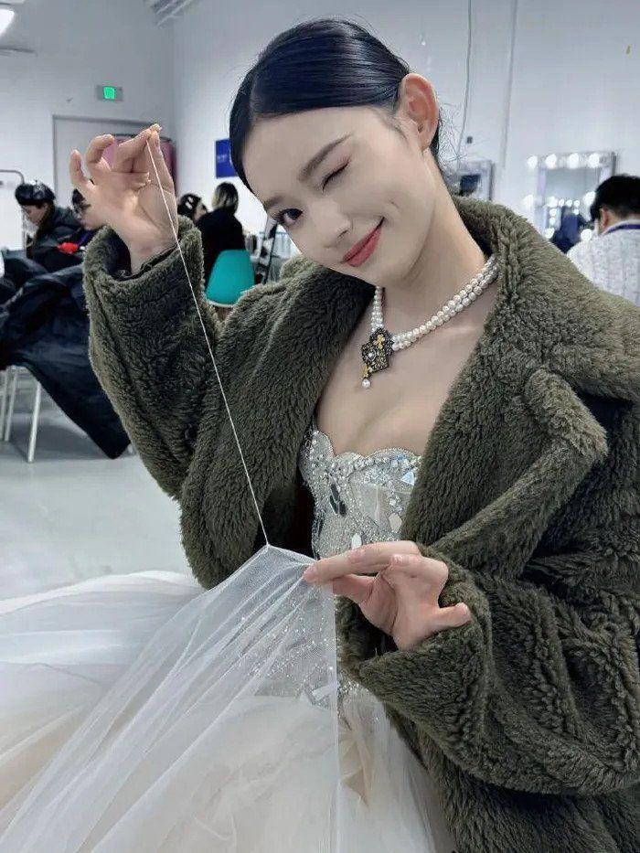 Tiên cá của Châu Tinh Trì gặp sự cố giữa thảm đỏ khi mặc lại váy o ép vòng 1 của Chi Pu-6