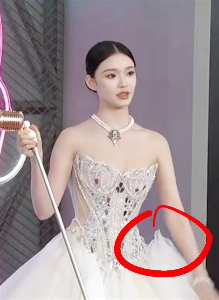 Tiên cá của Châu Tinh Trì gặp sự cố giữa thảm đỏ khi mặc lại váy o ép vòng 1 của Chi Pu-7