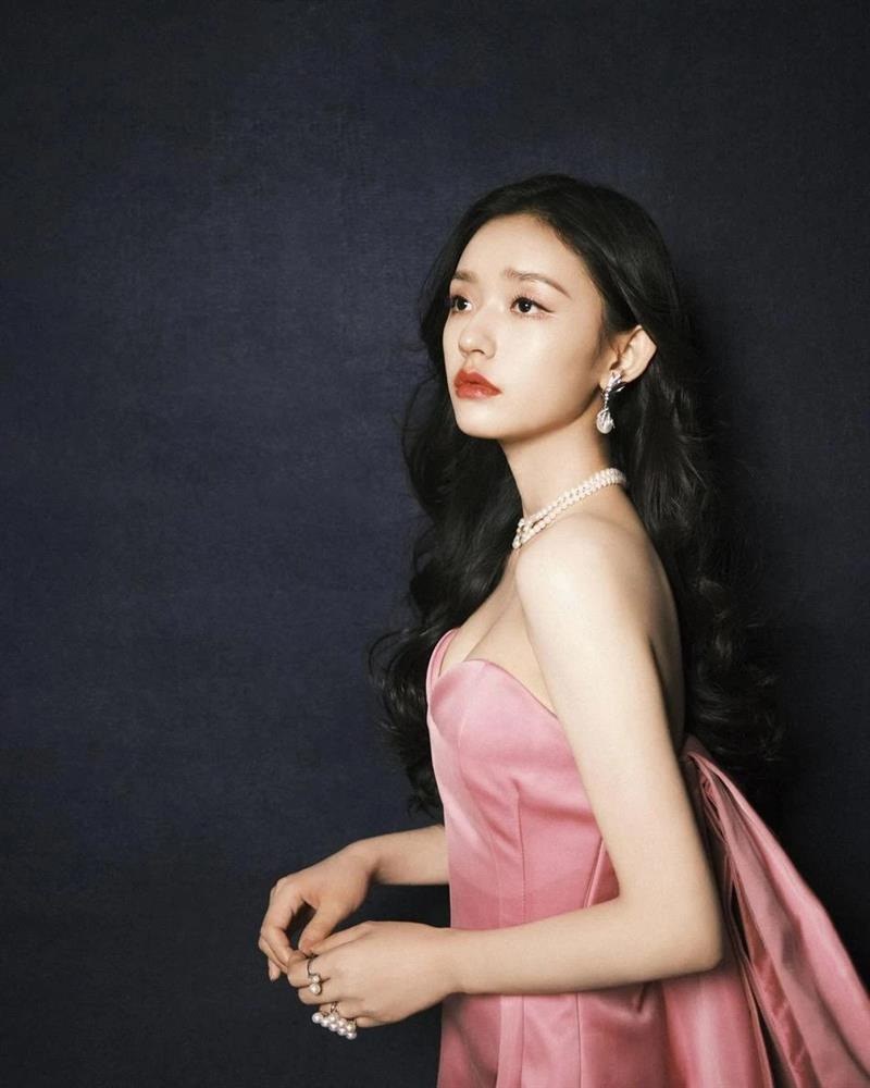 Tiên cá của Châu Tinh Trì gặp sự cố giữa thảm đỏ khi mặc lại váy o ép vòng 1 của Chi Pu-8