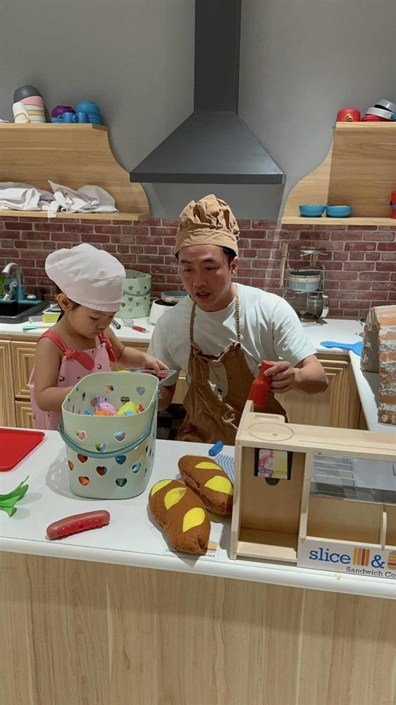 Cường Đô La xả vai tổng tài, hoá ông bố quốc dân, trổ tài bày trò khiến ái nữ thích mê, cười tít mắt-1