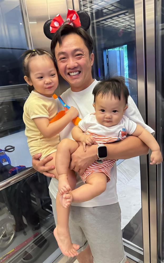 Cường Đô La xả vai tổng tài, hoá ông bố quốc dân, trổ tài bày trò khiến ái nữ thích mê, cười tít mắt-4