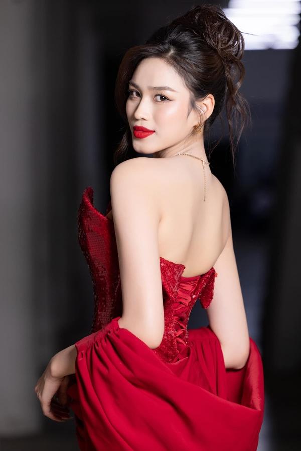 Đỗ Thị Hà bật mí chiêu mặc đồ hở mà không phản cảm gây chú ý-1