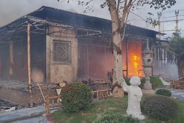 Cháy công ty trang sức ở TP.HCM, hàng chục người tháo chạy-4