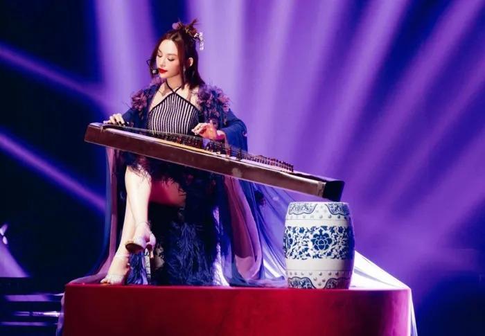 Huyền Baby mê diện váy trong suốt tôn body trên sóng truyền hình, bị loại khiến fan nuối tiếc-2