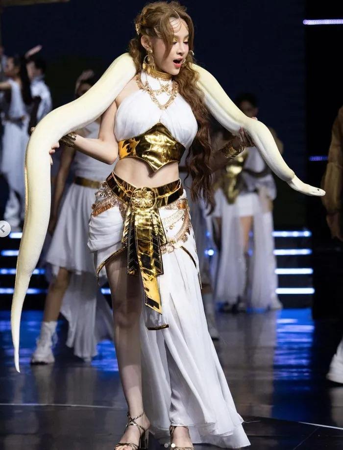 Huyền Baby mê diện váy trong suốt tôn body trên sóng truyền hình, bị loại khiến fan nuối tiếc-4