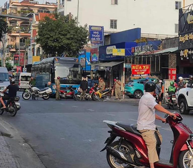 Hàng trăm cảnh sát phong tỏa quán bar ở TP.HCM-2