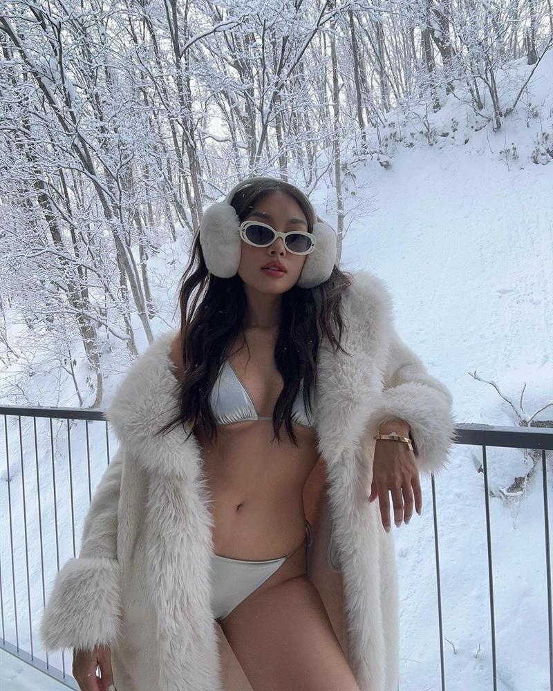Thảo Nhi Lê và loạt mỹ nhân Việt diện bikini giữa trời tuyết gây tranh cãi-1