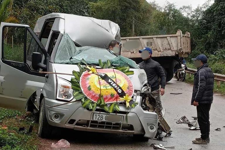 Xe tang và xe tải tông nhau, nhiều người bị thương-1