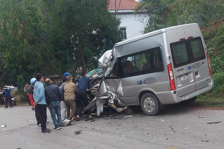 Xe tang và xe tải tông nhau, nhiều người bị thương-2