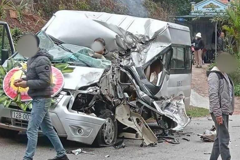 Xe tang và xe tải tông nhau, nhiều người bị thương-3