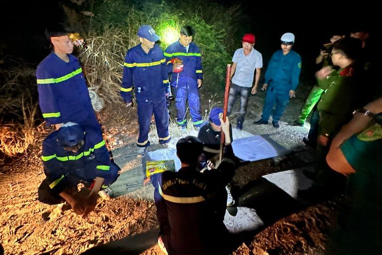 Xuyên đêm giải cứu 2 du khách kiệt sức, bị mắc kẹt trên núi ở Nha Trang-1