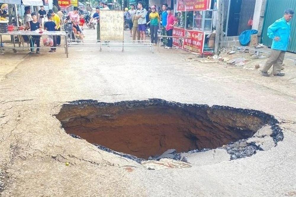 Hố tử thần bất ngờ xuất hiện giữa đường ở Hòa Bình-1