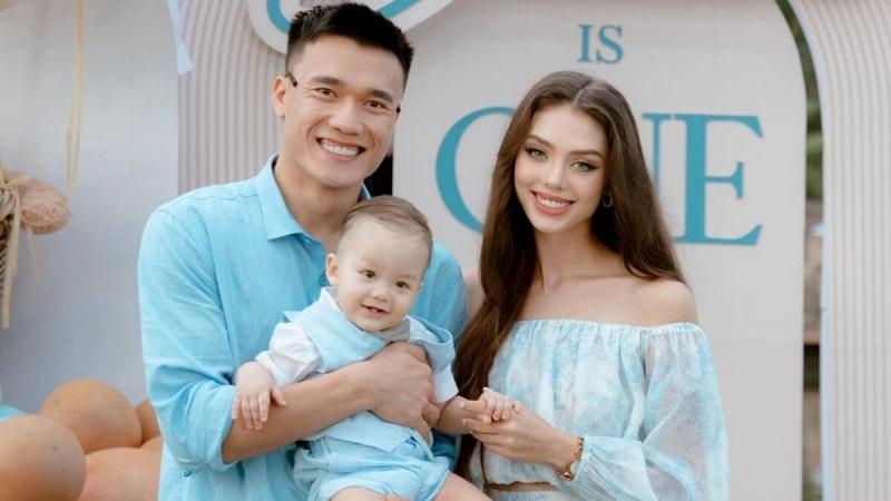 Vợ Tây của Bùi Tiến Dũng lần đầu tiết lộ bí mật bất ngờ của con trai khiến fan cười ngất-3