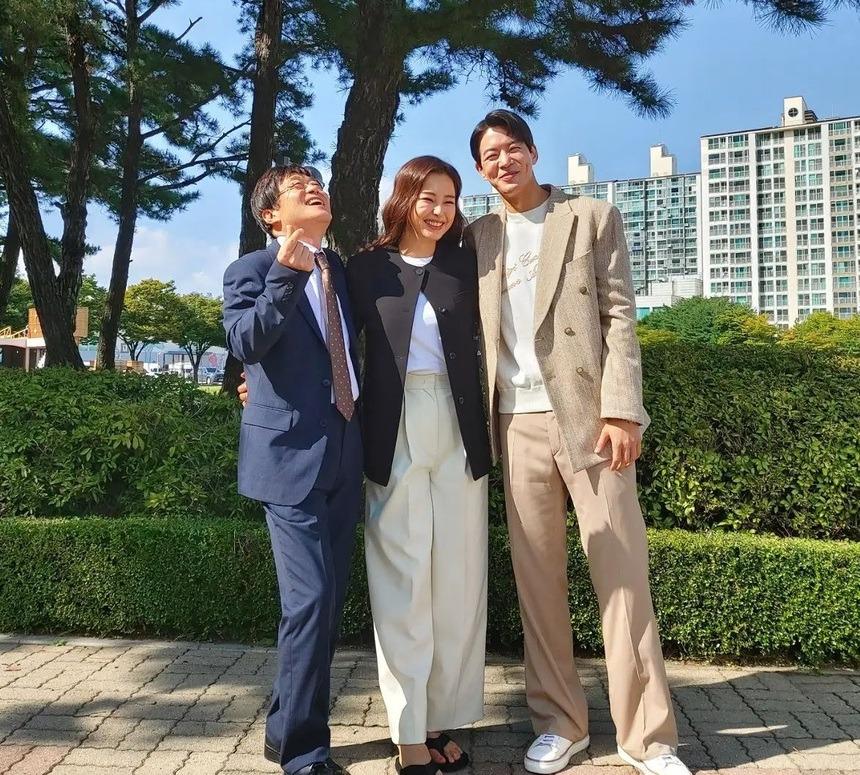 Honey Lee giữ vững phong độ mặc đẹp và trẻ trung ở tuổi 41-7