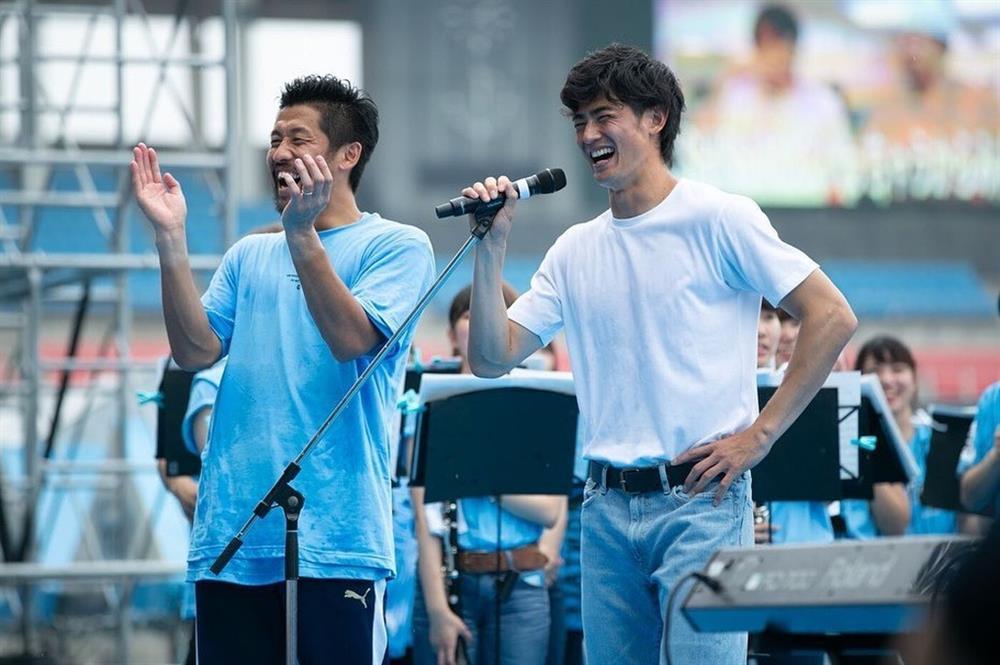 Đội phó tuyển Nhật Bản đẹp trai, đang yêu nữ diễn viên nóng bỏng-7