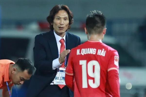 Cổ động viên CLB Công an Hà Nội treo sổ đỏ ở khán đài, đối thủ có thể bị phạt?-2