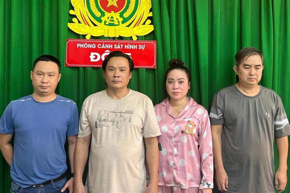 Đột kích nhà hàng có 40 tiếp viên nữ mặc áo xuyên thấu bán dâm-1