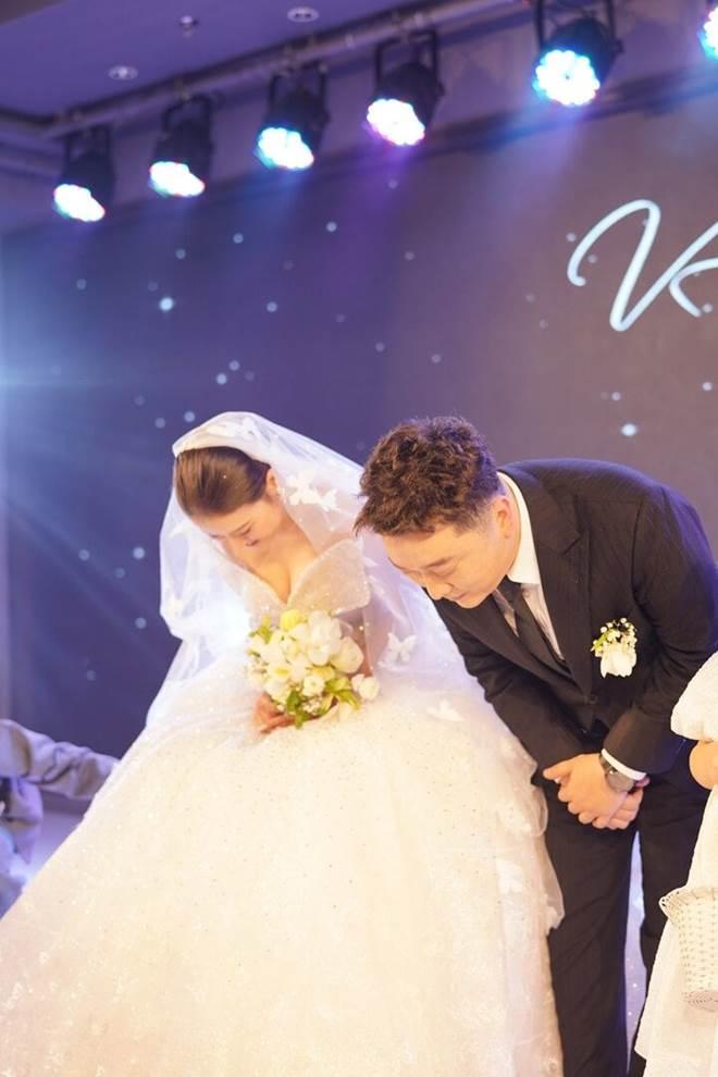 Mẹ ca sĩ Yanbi đi xe lăn lên lễ đường trao sính lễ cho con dâu-5