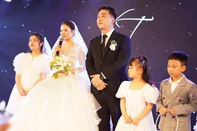 Mẹ ca sĩ Yanbi đi xe lăn lên lễ đường trao sính lễ cho con dâu-6