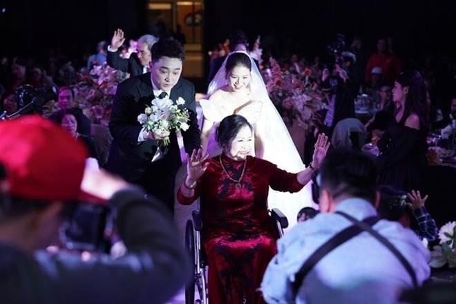 Mẹ ca sĩ Yanbi đi xe lăn lên lễ đường trao sính lễ cho con dâu-7