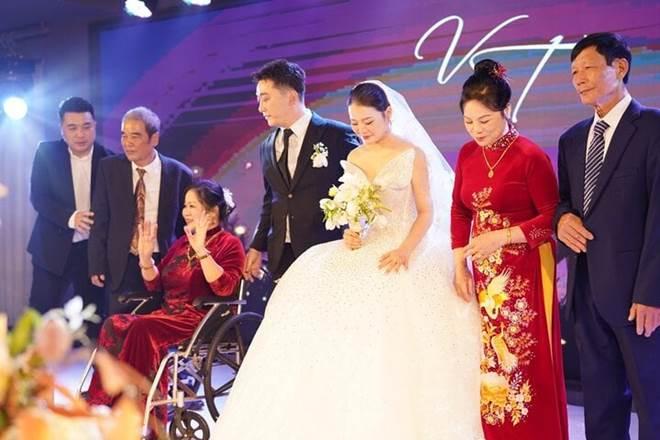 Mẹ ca sĩ Yanbi đi xe lăn lên lễ đường trao sính lễ cho con dâu-8