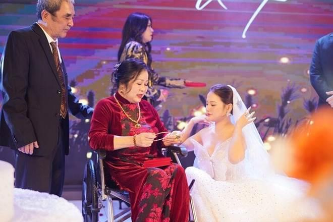 Mẹ ca sĩ Yanbi đi xe lăn lên lễ đường trao sính lễ cho con dâu-9